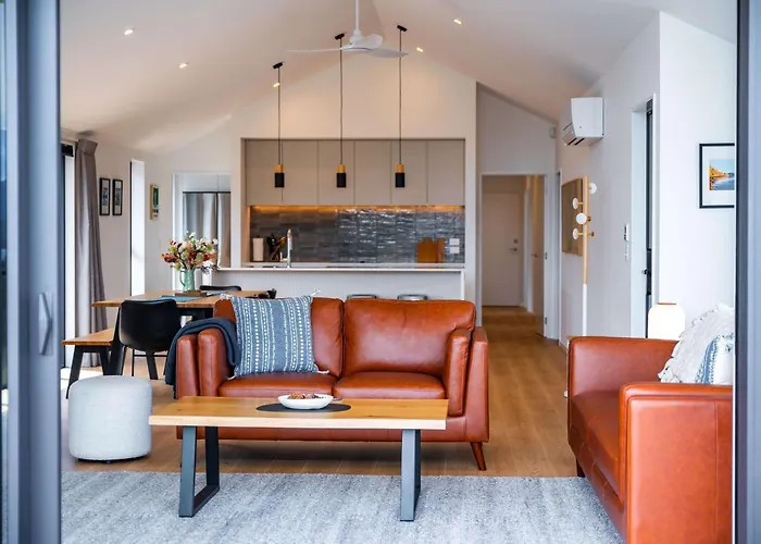 Mountainlight Escape - With And Alpine Views Wanaka