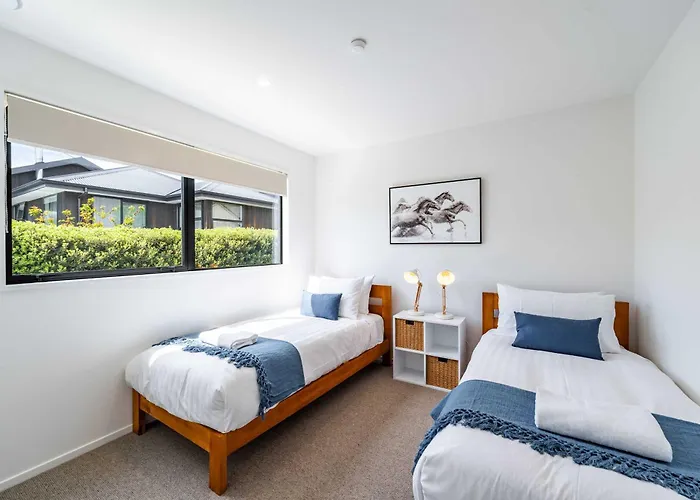 Mountainlight Escape - With And Alpine Views Holiday home Wanaka